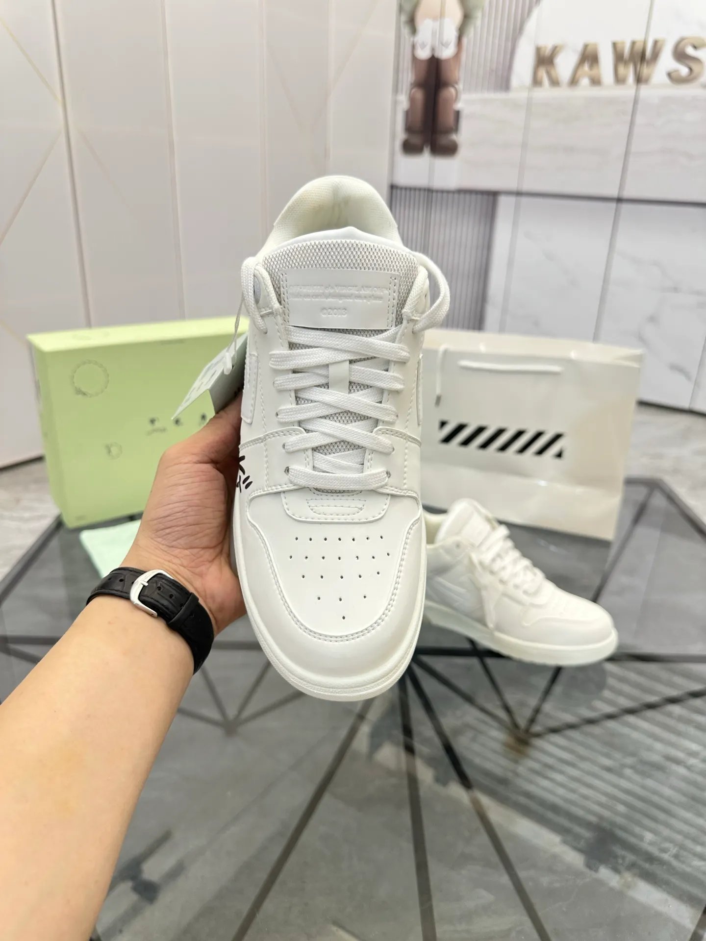 Selling men's shoes 💰: 💰P600¥ High-end top quality (leather buckle plus 10) Product trademark: OFF WHITE * "OFF WHITE*" low-top casual shoes Regular size: 35-45 (can be customized to 46) Couple style Product material: imported first-layer cowhide leather upper, breathable lining, original outsole. No.: H203